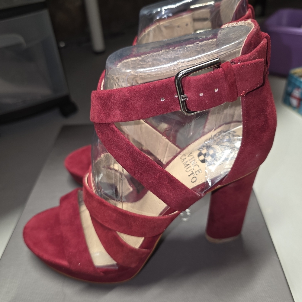 New In Box Vince Camuto CATYNA Burgundy Velvet Strappy Platform Heels SIZE US7